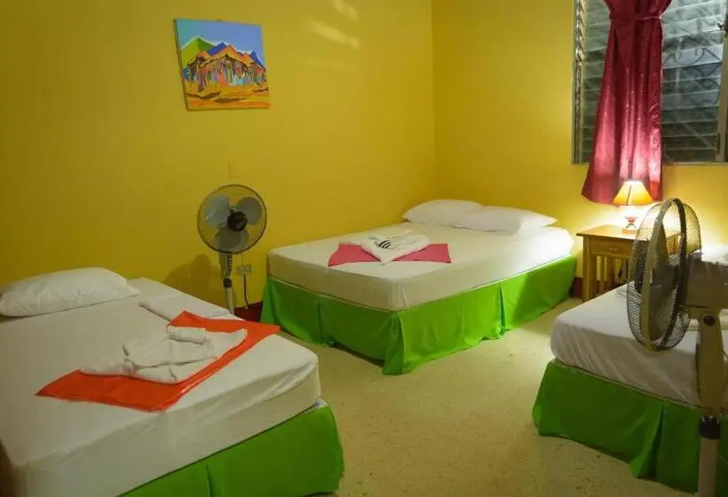 اتاق راحتی سه تخته, Hostal Fachente