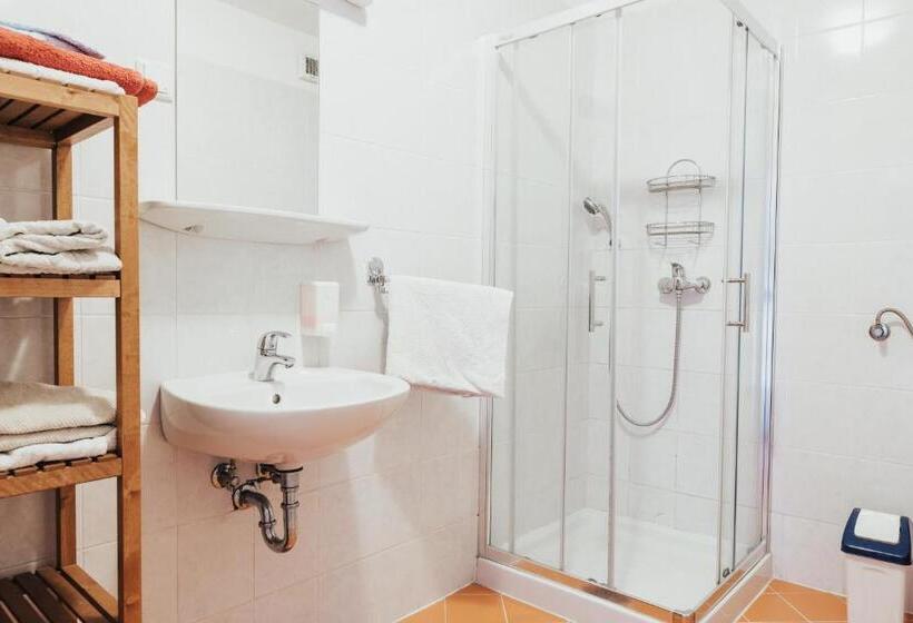 سوییت با چشمانداز باغ, Layer Residences