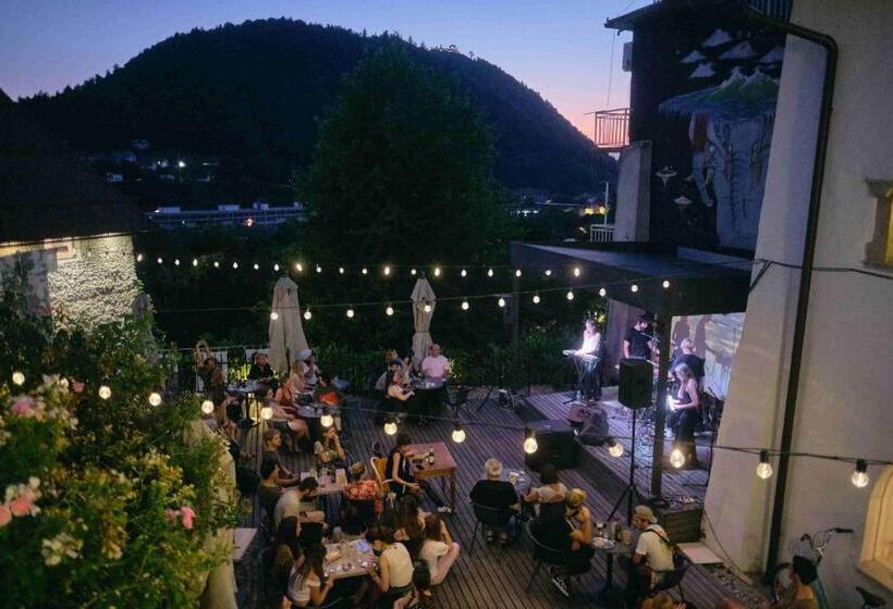 سوییت با چشمانداز باغ, Layer Residences