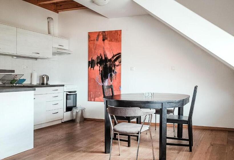 سوییت با چشمانداز باغ, Layer Residences