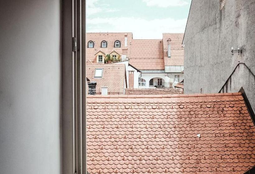 استودیوی استاندارد, Layer Residences