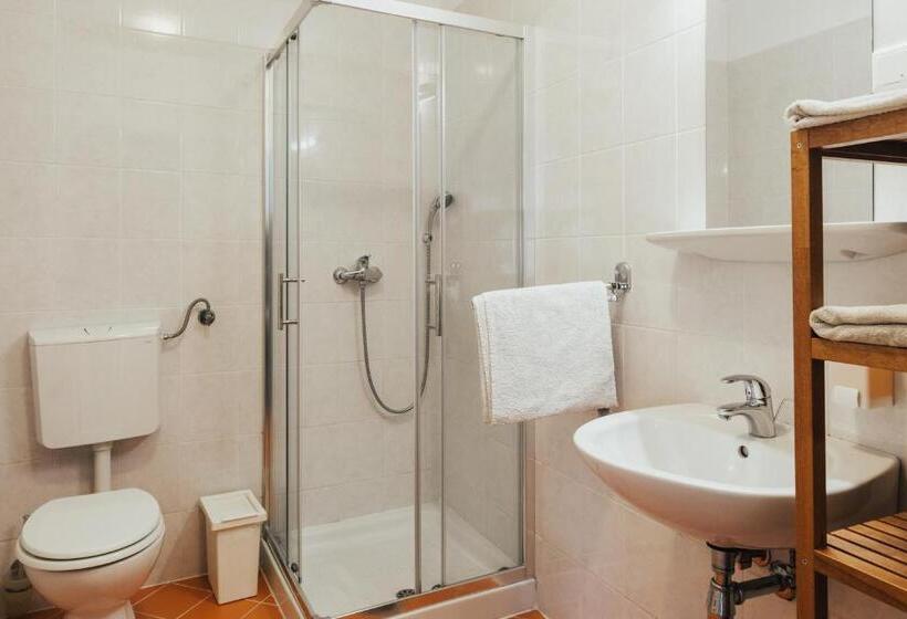 استودیوی استاندارد, Layer Residences