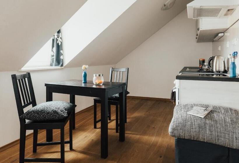 استودیوی استاندارد, Layer Residences