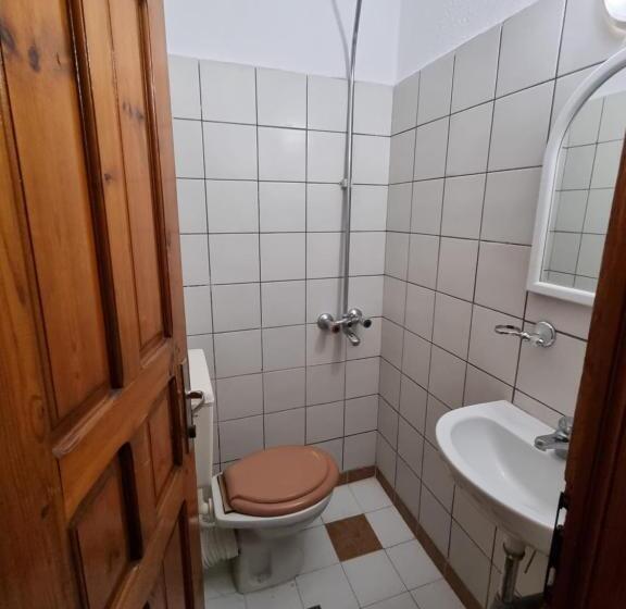 Bas Trippelrum, Motel Thessaloniki