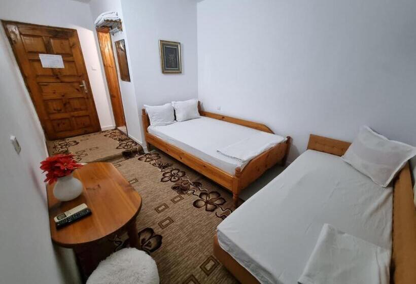 Bas Trippelrum, Motel Thessaloniki