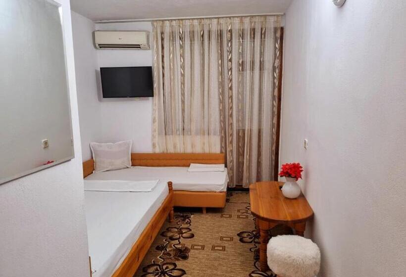 Bas Trippelrum, Motel Thessaloniki