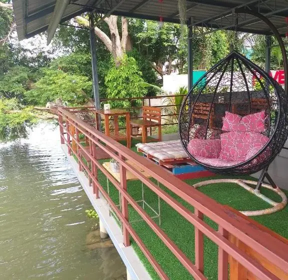 اتاق خانوادگی, Aroonsri Thara