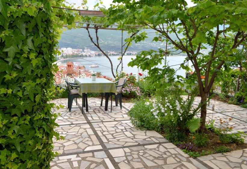 اتاق استاندارد با چشم‌انداز دریاچه, Apartments Villa Saray