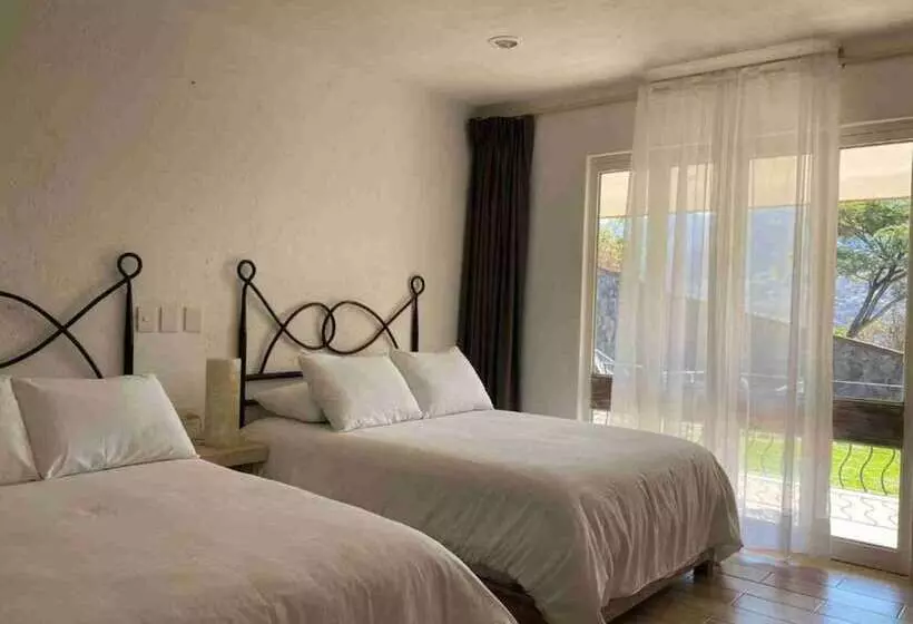 スリーベッドルーム　ヴィラ, Hostal De La Luz