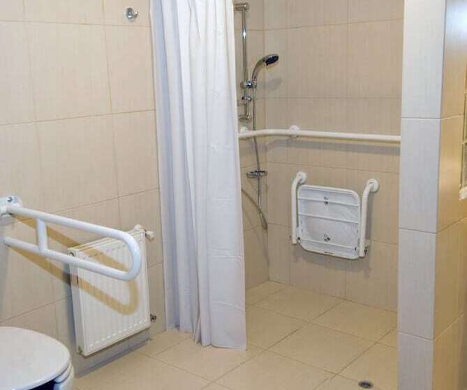 غرفة قياسية لذوى الاحتياجات الخاصة, Almasur Punta Arenas