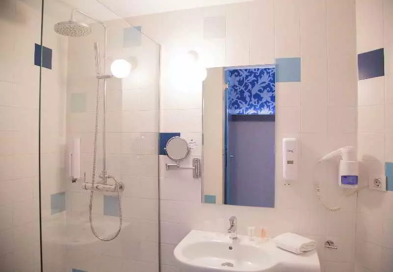اتاق خانوادگی, B&b Hotel Albacete