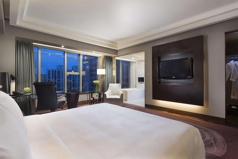 اتاق اجرایی با تخت بزرگ, Hilton Shanghai Hongqiao