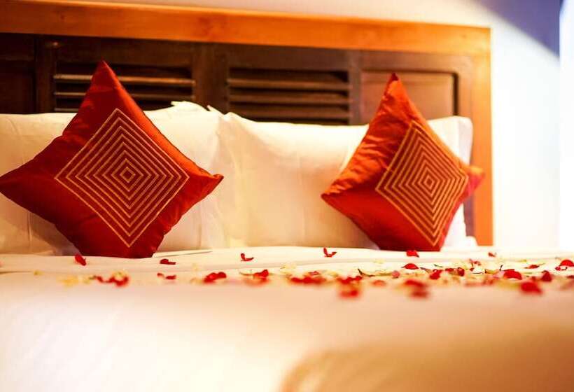 اتاق لوکس با چشم‌انداز استخر, Montra Nivesha Residence