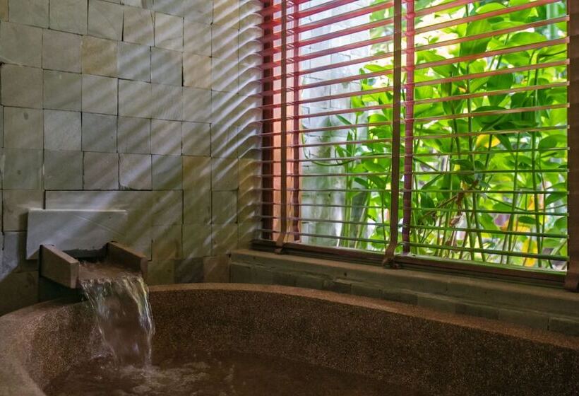 اتاق لوکس با چشم‌انداز استخر, Montra Nivesha Residence