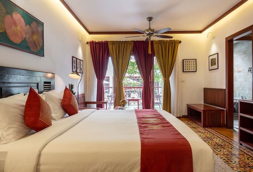 اتاق لوکس با چشم‌انداز استخر, Montra Nivesha Residence