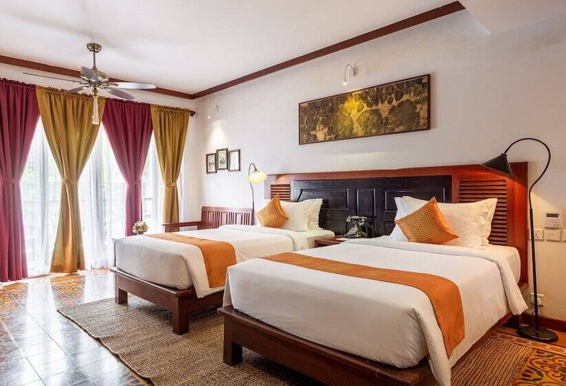 اتاق لوکس با چشم‌انداز استخر, Montra Nivesha Residence