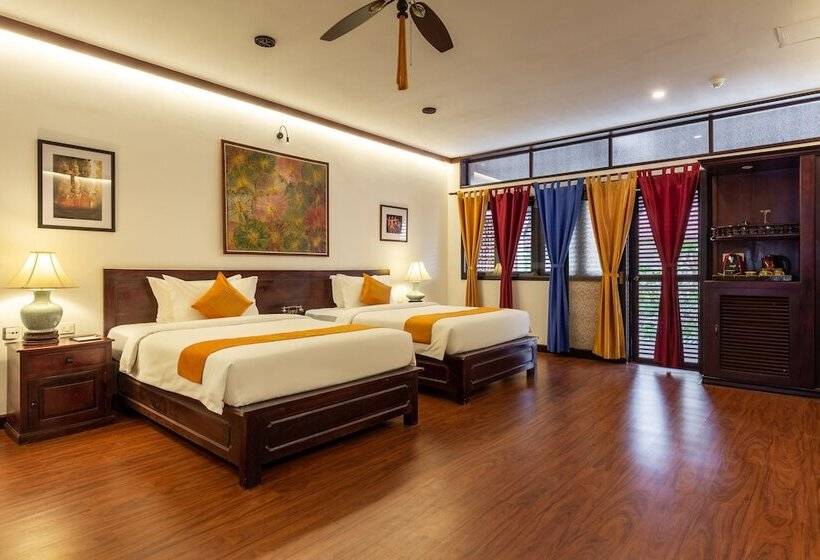 اتاق لوکس با چشم‌انداز استخر, Montra Nivesha Residence