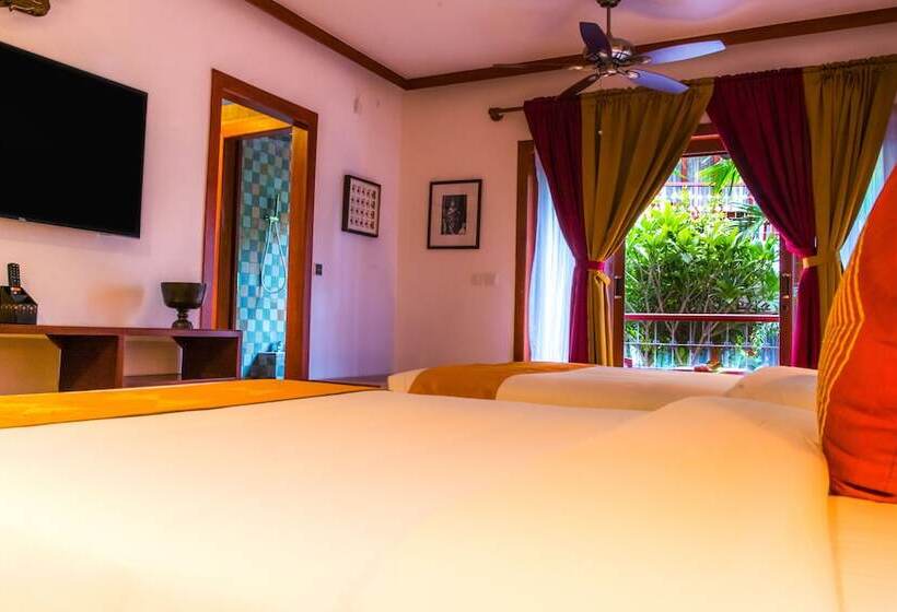 اتاق لوکس با چشم‌انداز استخر, Montra Nivesha Residence