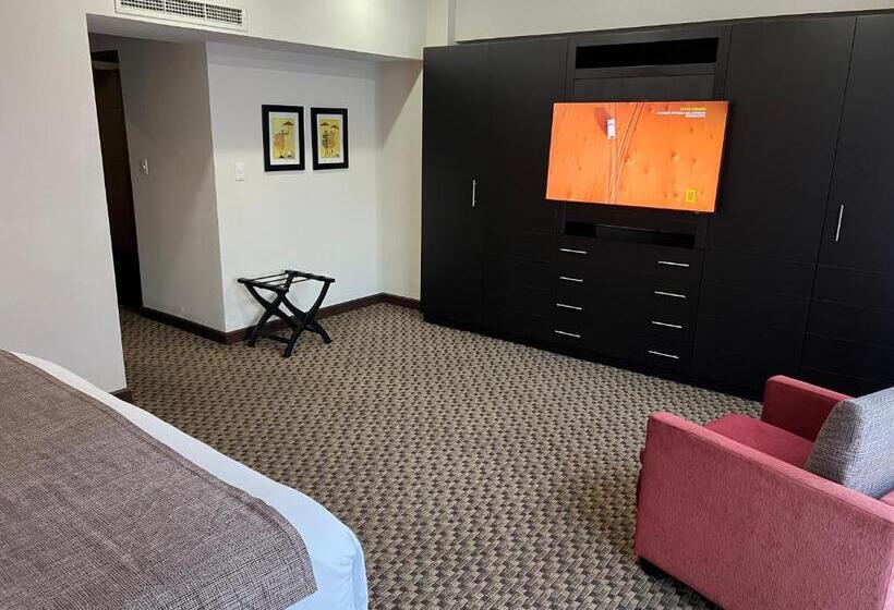 マスタースイートルーム, St Isidro Suites Corporate Housing Spa & Wellness Center