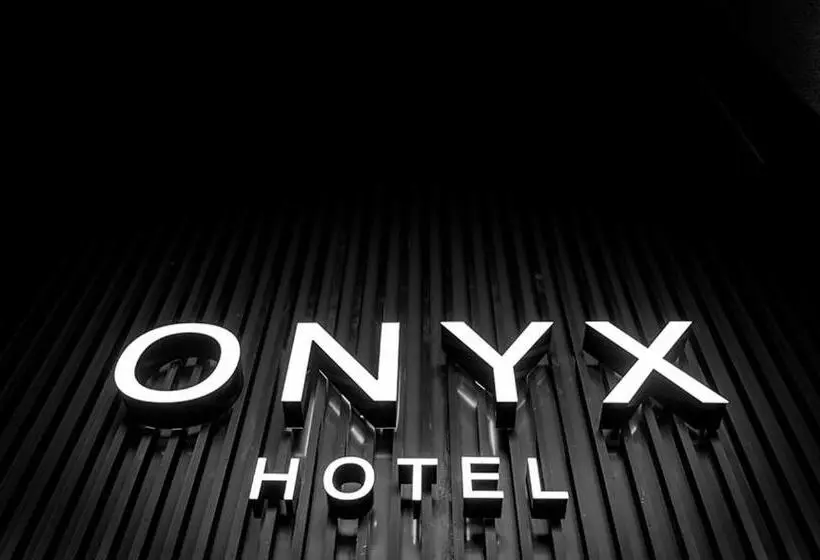 سوئیت جونیور با چشمانداز باغ, Onyx
