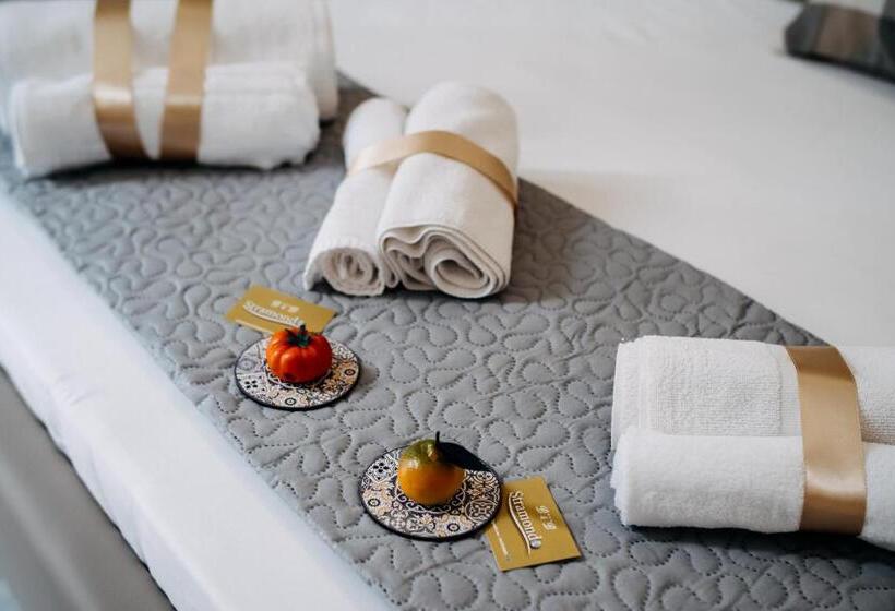 غرفة قياسية ثلاثية, B&b Stramondo