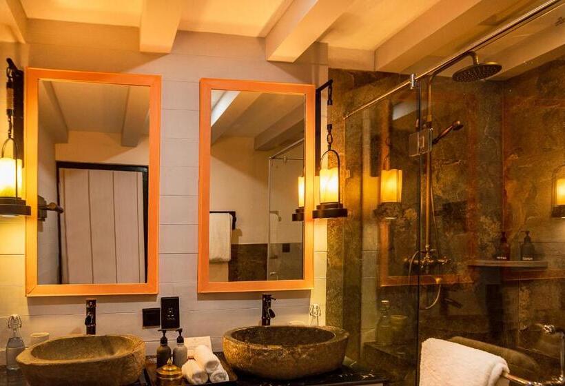 سوئیت جونیور با چشم‌انداز کوهستان, Shinta Mani Mustang   A Bensley Collection