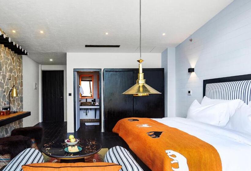 سوئیت جونیور با چشم‌انداز کوهستان, Shinta Mani Mustang   A Bensley Collection