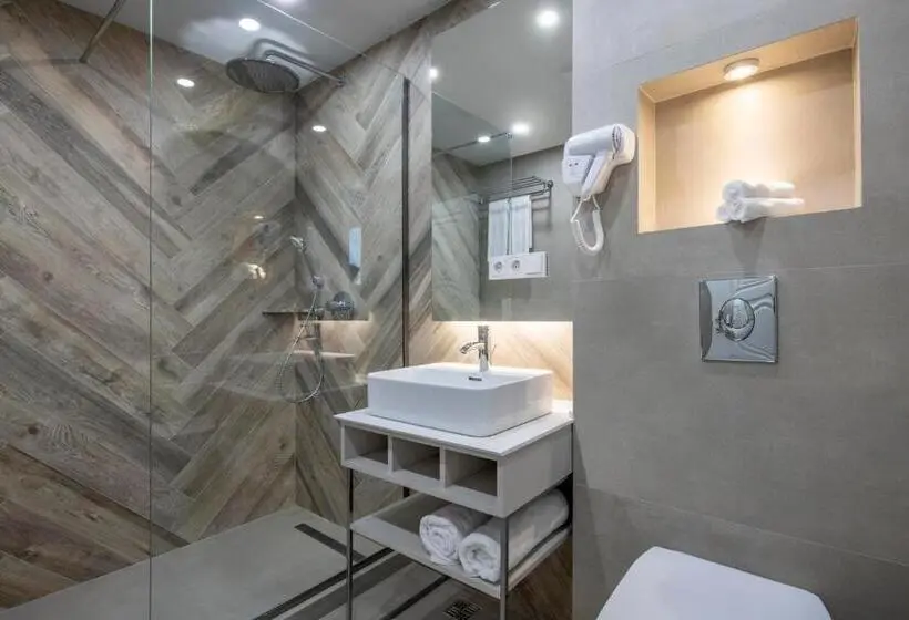 Négyágyas Deluxe Szoba, Villa Mosavali