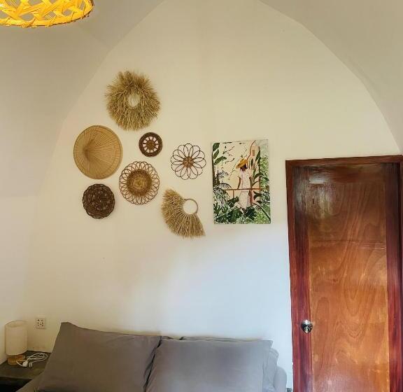 بانگلوی لوکس, Maayong Hostel