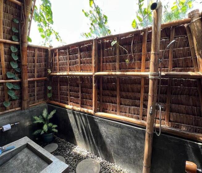 بانگلوی لوکس, Maayong Hostel