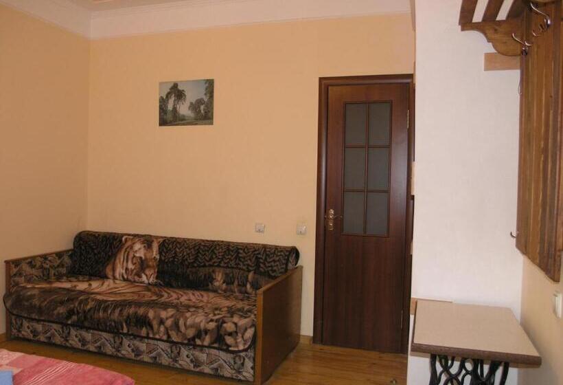 اتاق استاندارد چهار تخته, Arnika Tatariv