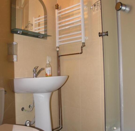 اتاق استاندارد سه نفره, Arnika Tatariv