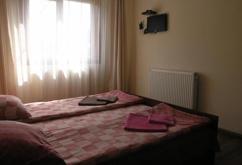 اتاق استاندارد سه نفره, Arnika Tatariv