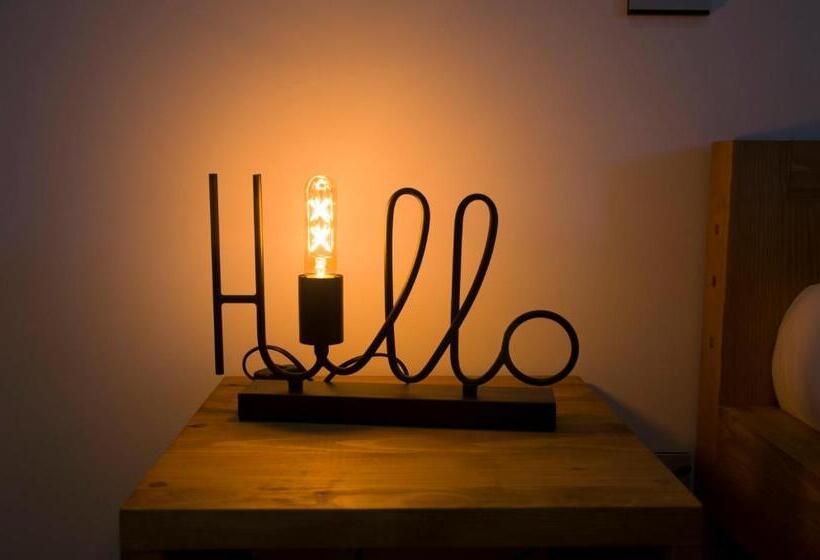 דירת חדר, Aux Platanes