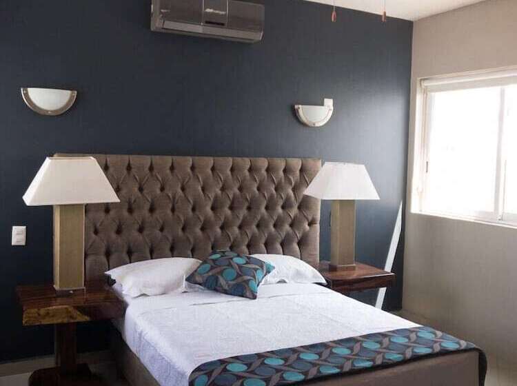 ダブルベッドのエコノミールーム, House Ross