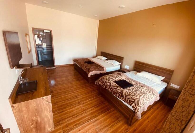 חדר דלוקס לשלושה, Gud Chah Cafe & Homestay