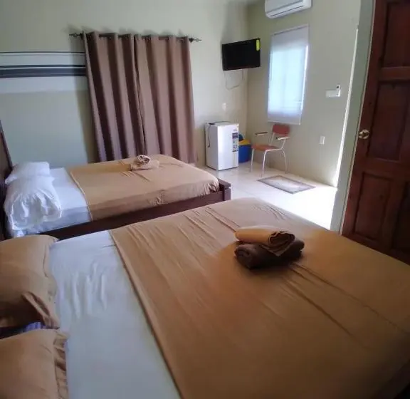 اتاق استاندارد چهار تخته, Douglas Airport Guesthouse