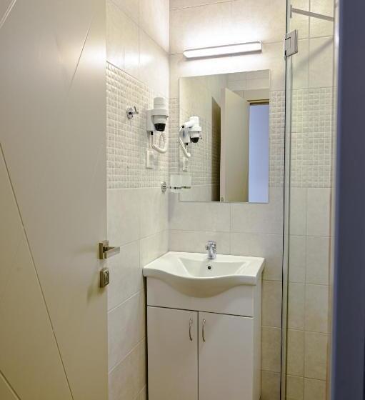 اتاق لوکس, Dona, Altina