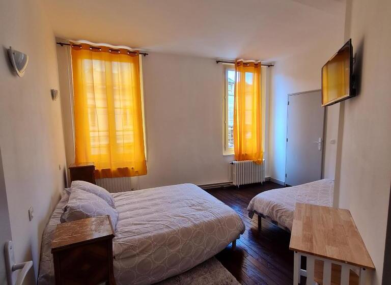 חדר סטנדרט לשלושה, Le Commerce