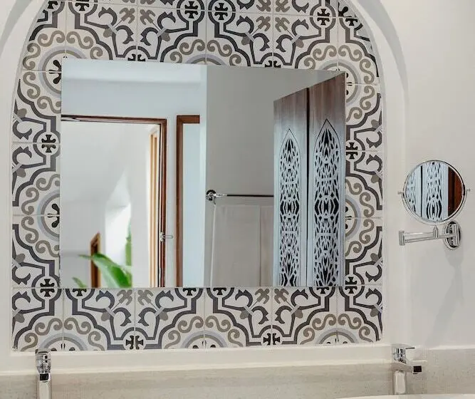 Perhehuone Yhdistettävä, Lux Marijani Zanzibar