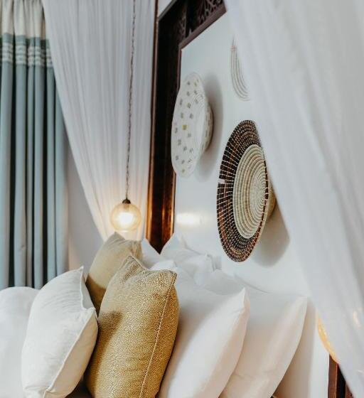 Президентский Люкс, Lux Marijani Zanzibar