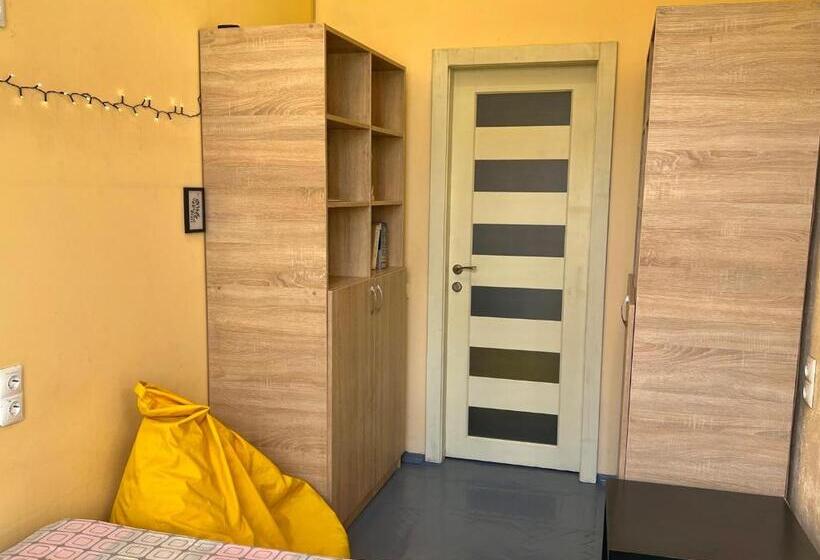 اتاق اکونومی, Vorobey Hostel