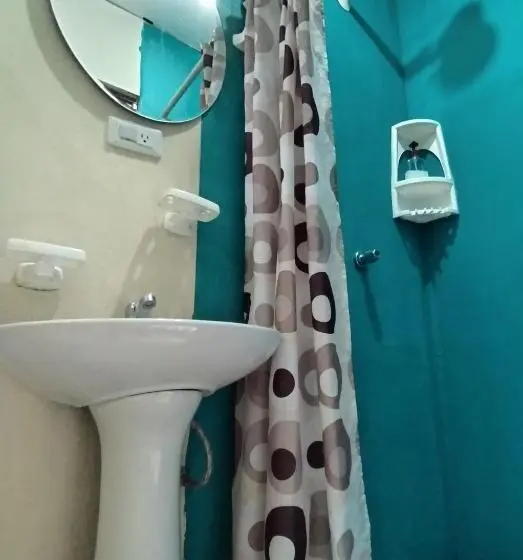エコノミー４人部屋, Buganvilla Guest House