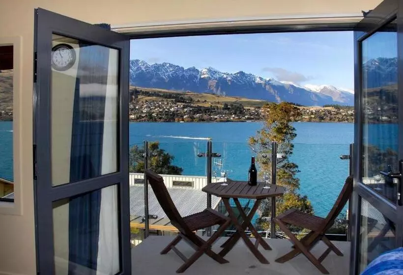 Suite with lake view