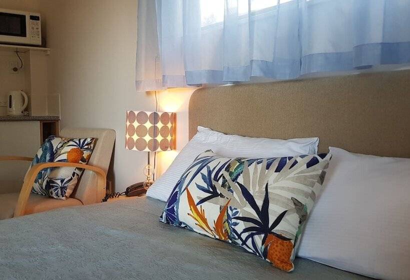 استودیوی استاندارد, Admirals View Lodge