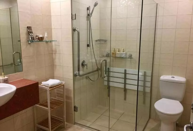 Deluxe Kolmen Hengen Huone, Browns Boutique