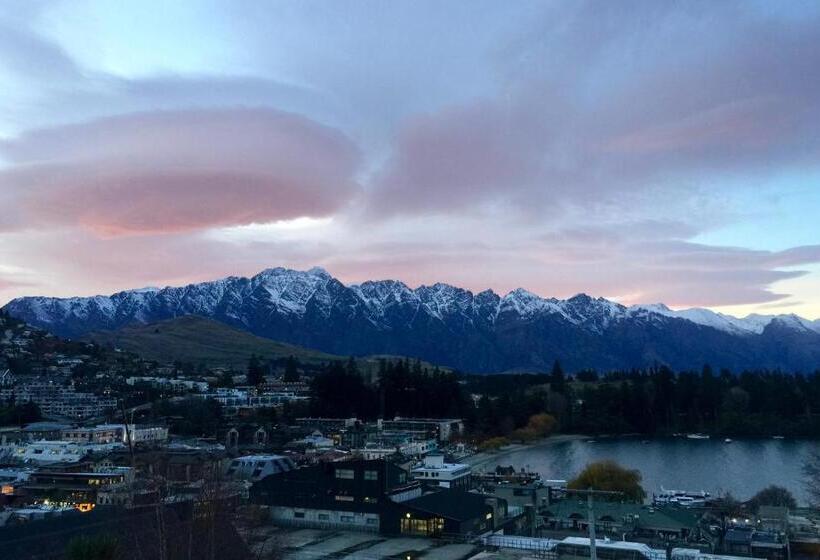 اتاق لوکس سه تخته, Browns Boutique