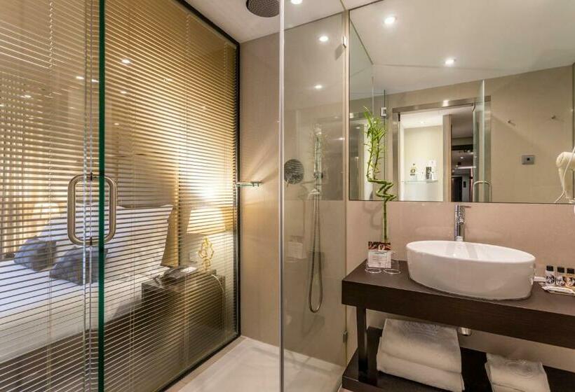 اتاق رمانتیک, Czar Lisbon