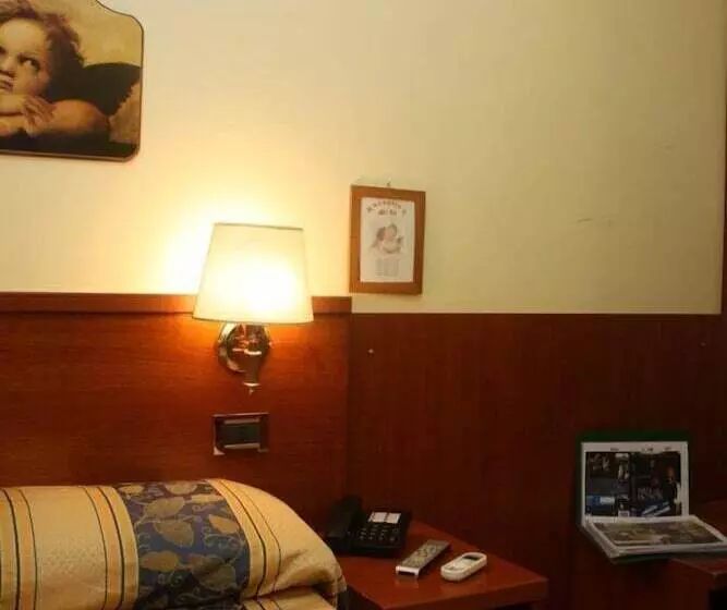 اتاق استاندارد سه نفره, Viennese