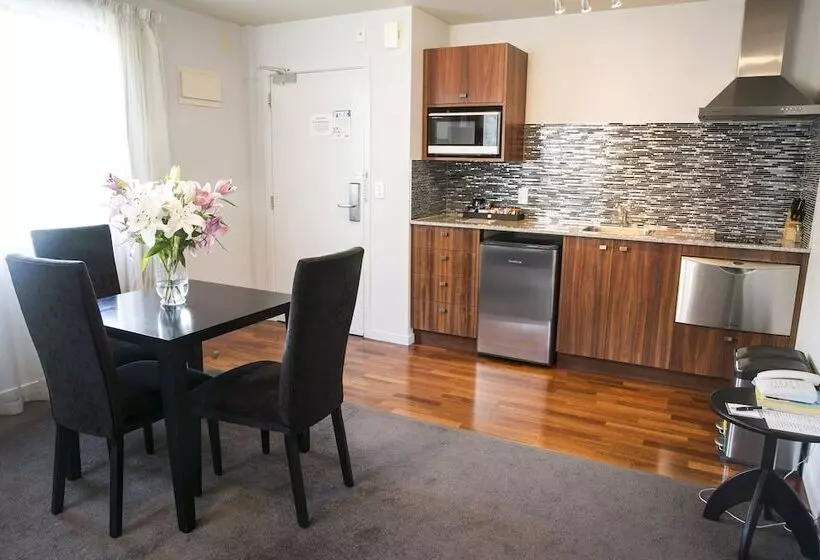 استودیوی استاندارد, The Glebe Apartments